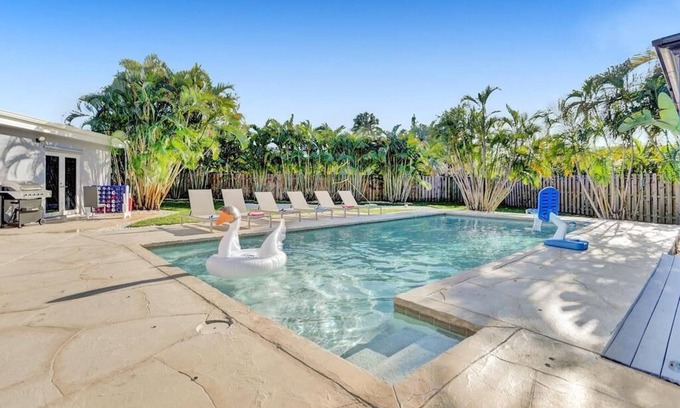 Lighthouse Point Villa | Resort Villa 6BR Heated Pool Beach Volleyball Game Room Mini Golf