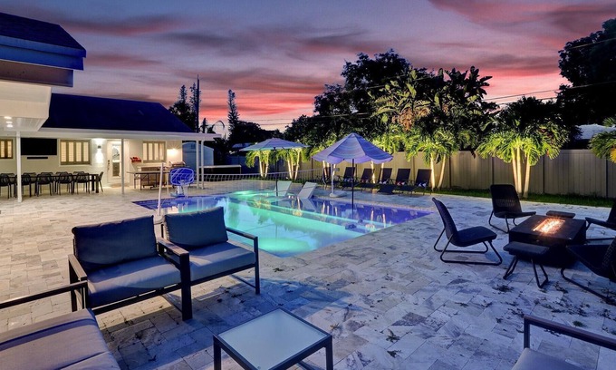 Pompano Beach Villa | Resort Villa Compound 7 BDR 2 Houses In 1 Heated Pool Jacuzzi GameRoom Mini Golf