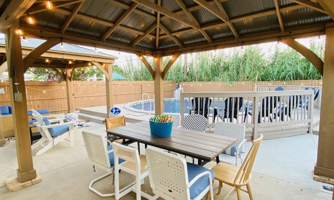 Galveston House | Resortlike 4Bd/2bth private pool tub deck gazebos 5min to beach
