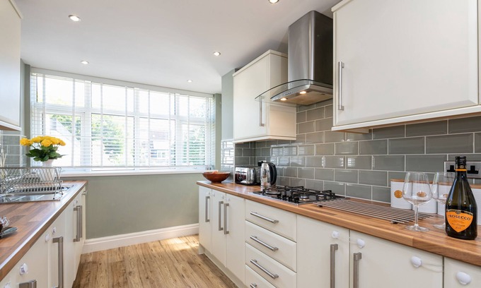 Oldham Apartment | Rest & Recharge - Koi House