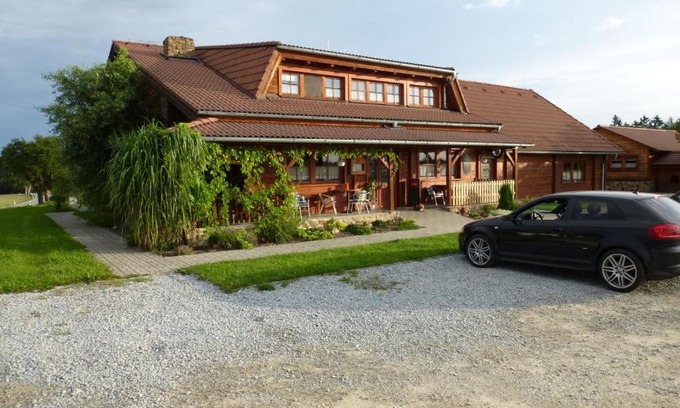 Trhove Sviny Hotel | Restaurace Vráž
