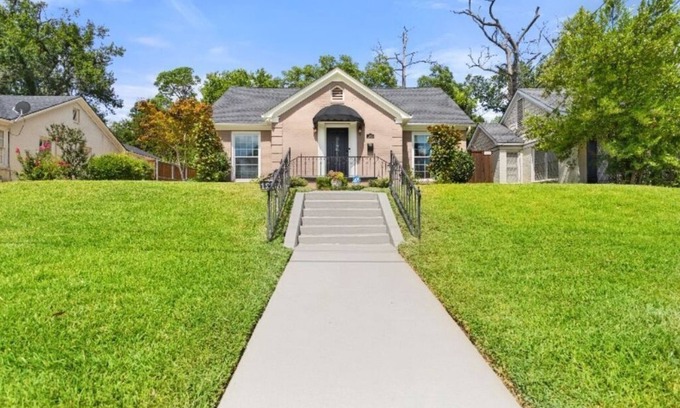 Tyler House | Restful Retreat; Beautiful & Allergy Free! nJust 1/2 mile to Tyler's med hub.
