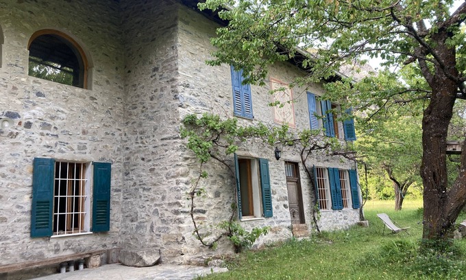 Les Thuiles House | Restored farmhouse with large garden near Barcelonnette