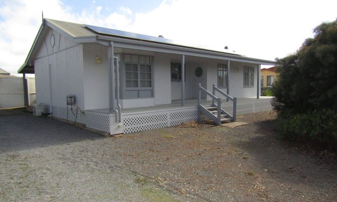 Port Julia House | Retirement in Whiting ~ Dog Friendly, Short Walk to Beach
