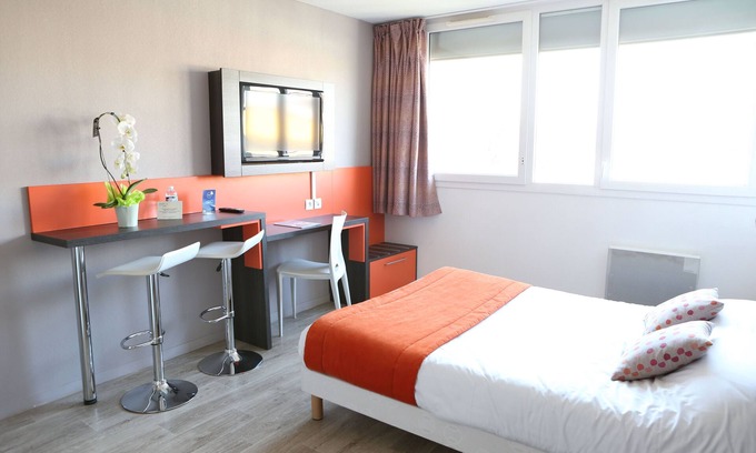 Chevilly-Larue Apartment | Retraite Modern 10 min de l'Aéroport|WIFI Inclus!