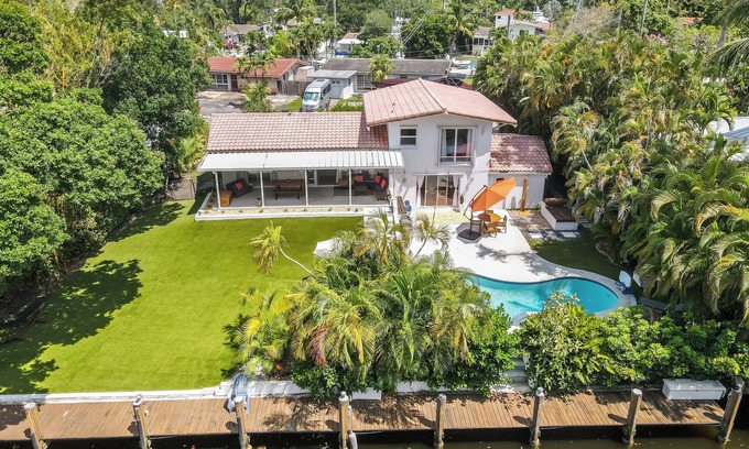 Riverside Park House | Retreat at Sailboat Bend, Pool, BBQ, 100ft Dock
