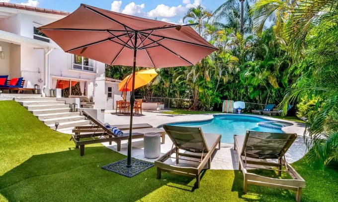 Riverside Park House | Retreat at Sailboat Bend, HEATED Pool, BBQ, 100ft Dock