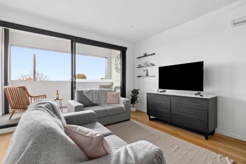 Geelong Apartment | Retreat on Bellerine I 2BR Apartment I Geelong CBD