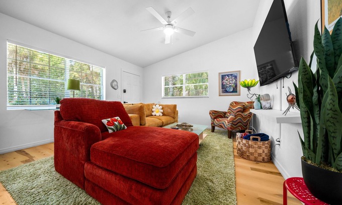 Crystal River House | Retro 3-bedroom house with AC near Manatee Tours, Scalloping and More!