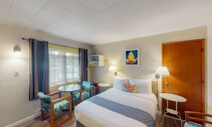 Bandon House | Retro beach experience with fast WiFI - walk to downtown shops & eateries