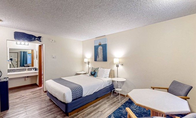 Bandon House | Retro beach hideaway with fast WiFI - walk to downtown attractions