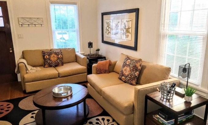 Woodland Heights House | Retro Bungalow A Block to Tennis Courts & Park