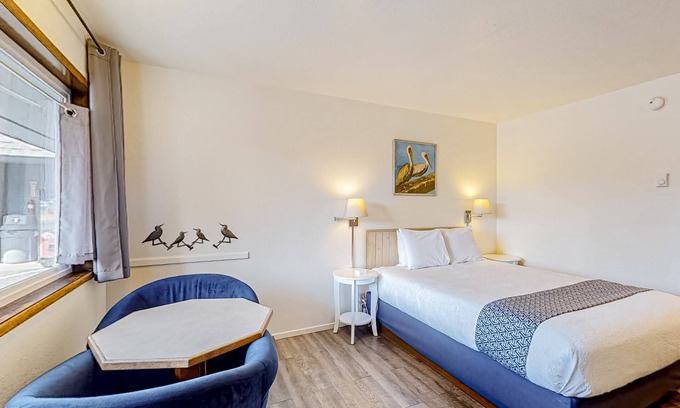 Bandon House | Retro-chic beach room with fast WiFI - walk to Old Town shops & restaurants