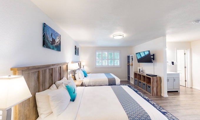Bandon House | Retro-chic beach room with fast WiFI - walk to downtown shops & eateries