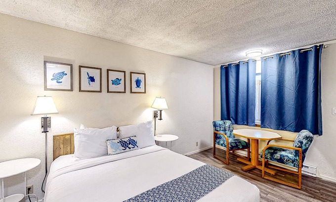 Bandon House | Retro-chic beach room with fast WiFI - walk to Old Town shops & eateries