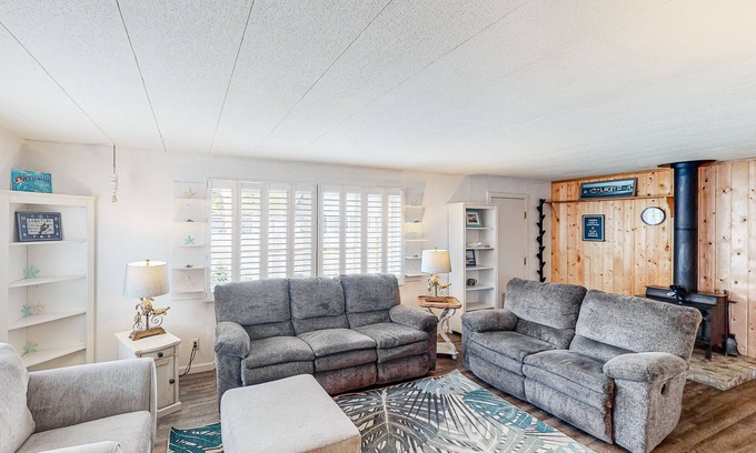 Bandon House | Retro-chic retreat near the beach with a fenced yard & deck, & washer/dryer