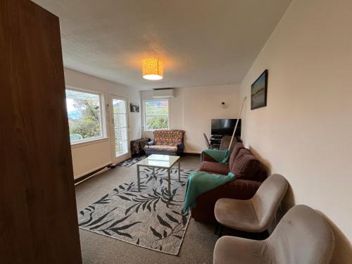 Queenstown Apartment | Retro cosy unit with lake views and patio walk to town