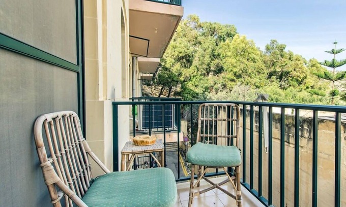 Xlendi Apartment | Retro Designer Homelike Apartment - close to beach