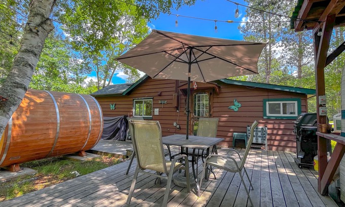 Carlow/Mayo Cabin | Retro Fosters Lake Cabin- Romantic Retreat w Sauna & Volleyball Court