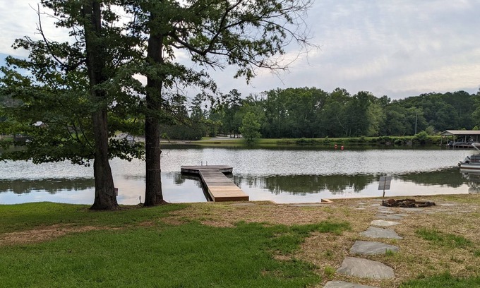 Jacksons' Gap Cabin | Retro Lakeside Retreat - tranquil and welcoming