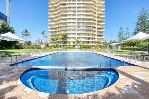 Main Beach Apartment | Retro Main Beach Hidden Gem with Waterfront Views