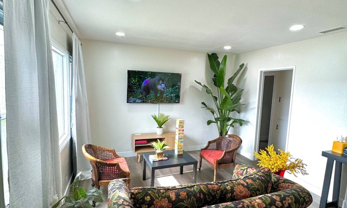 Fontana House | Retro modern 3-bedroom house with WiFi & much more in Fontana