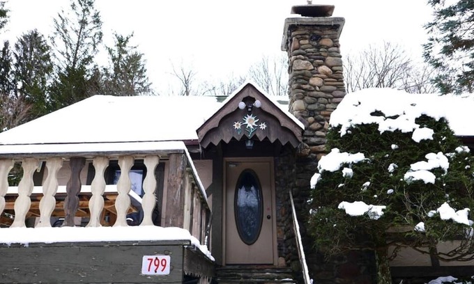Oliverea Ski Chalet | Retro Mountain Chalet at forestHaus