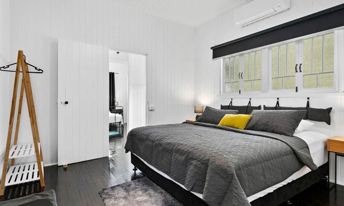 Maryborough House | Retro on walker Holiday Rental - CoastHM