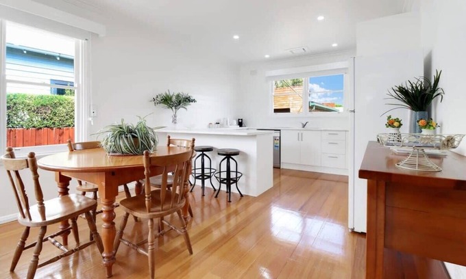 Manifold Heights House | Retro Retreat I Geelong Home Ideal for Families