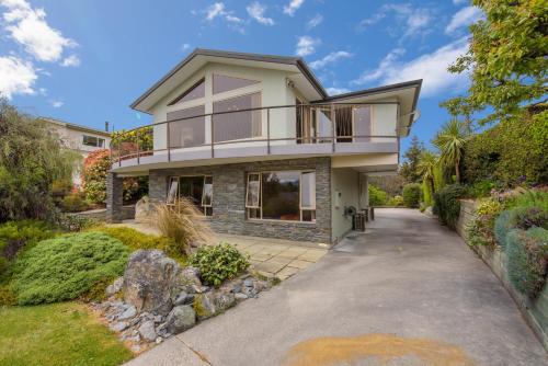 Wanaka House | Retro Ski Lodge - Wanaka Holiday Home