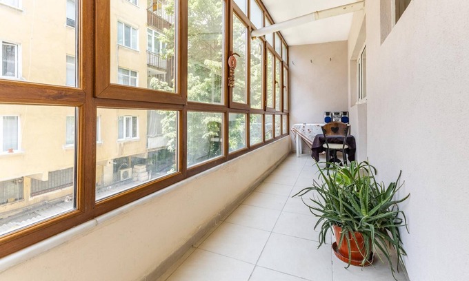 Kadikoy Apartment | Retro Spacious Furnished Flat Near Kadikoy Marmaray