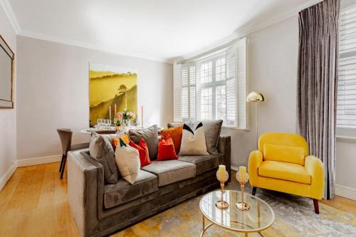 Soho Apartment | Revamped & LuxXe for Covent Garden Lovers! Adorable City Home for Families & Friends