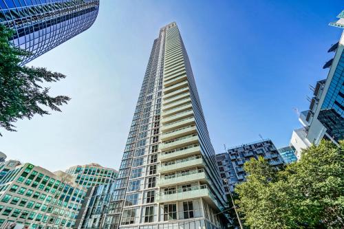 Toronto Entertainment District Apartment | RHD Luxury Condos-Downtown, CN Tower, Metro Toronto Convention Centre, Rogers Centre, Free Parking