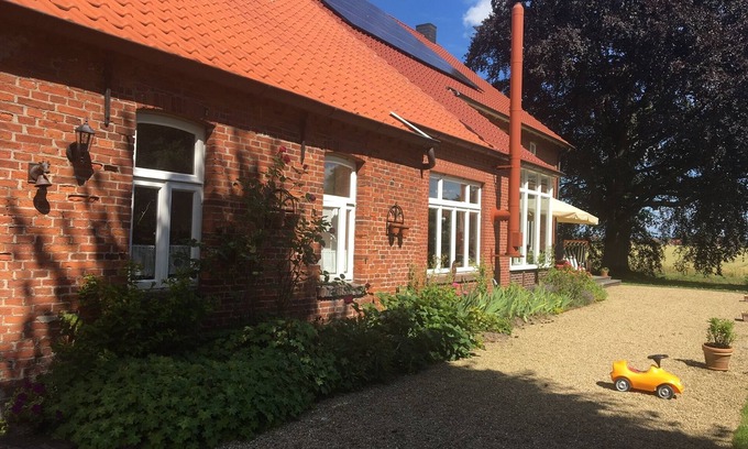 Bunde Apartment | Rheiderland - Large apartment on a park-like plot near Dollart