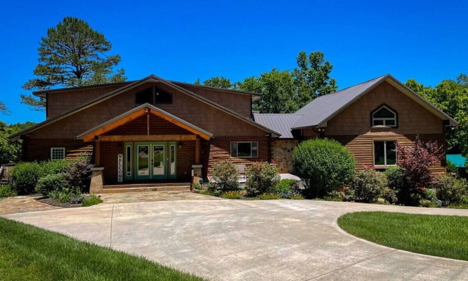 Ten Mile House | Rhinostar Lakeside Retreat