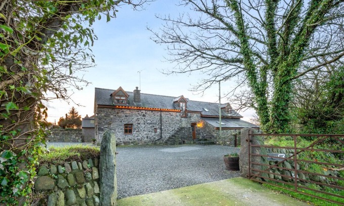 Garn Fadryn House | Rhiwal - Four Bedroom House, Sleeps 8