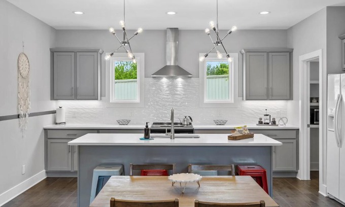Katie Hill Neighborhood Apartment | Rhythm & View - Large Groups