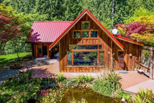 Langley House | Rhythm Waters by AvantStay Garden Paradise Pond