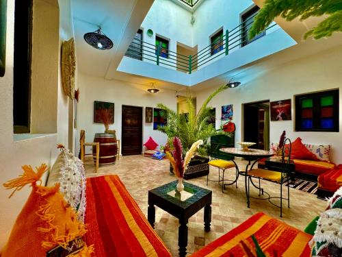 Bab Taghzout House | Riad Iklil
