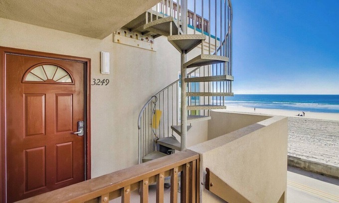 Mission Beach Condo | Rich`s Boardwalk Bungalow: rooftop deck+on beach!