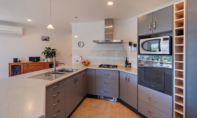 Richmond House | Richmond Serenity - You Serene Retreat with Sun-kissed Hillside Views