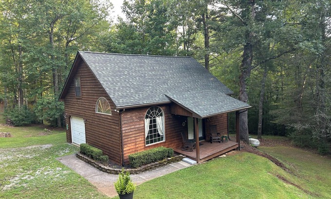 Tallassee Cabin | Ride or Drive the "Tail of the Dragon"-Smoky Mountain Cabin