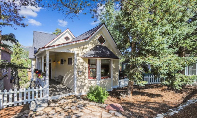 Historic District House | Ridge Street Lookout-Historic District Victorian-Outstanding Views–Hot Tub-Great Deck.