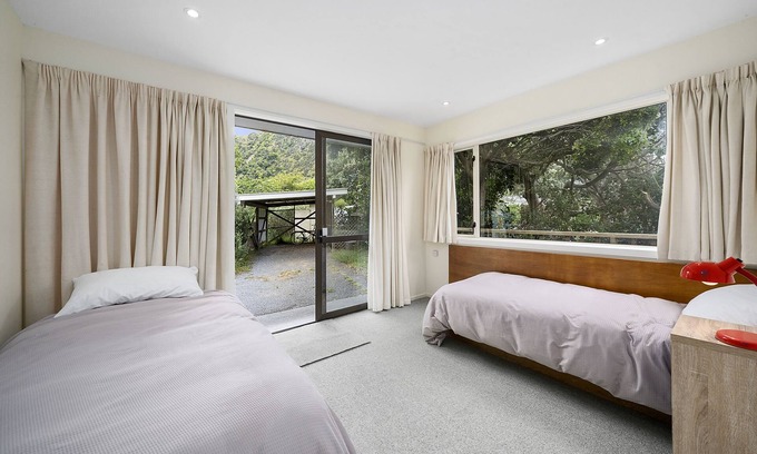Paekakariki House | Ridge Top Views - Paekakariki Holiday Home