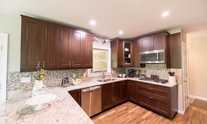 Lynchburg House | Ridgecroft Retreat-4K sqft-luxury meets comfort
