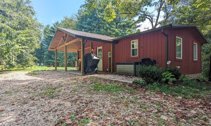Laurelville Cabin | Ridgetop cabin featuring spa, sun room, fireplace and deck with panoramic views.