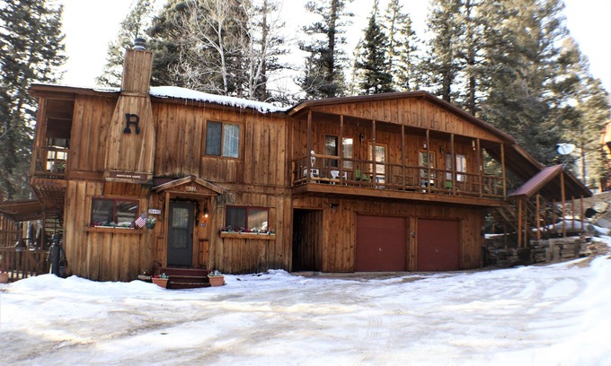 Red River House | Ridgeview Lodge Deluxe - In Town - Jacuzzi Tub