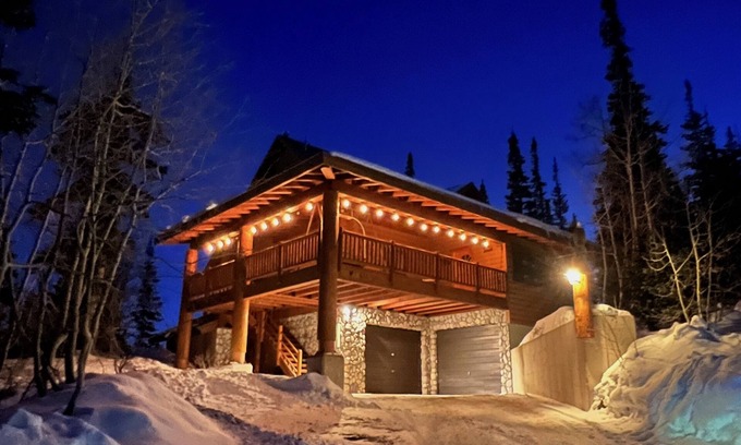 Brian Head Cabin | Ridgeview Retreat a Spectacular Log Gathering place in Brianhead .3 mi to lift