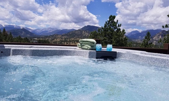Estes Park House | RIDGEVIEW RETREAT/Huge views! Hot tub, fireplaces, A/C, and location!