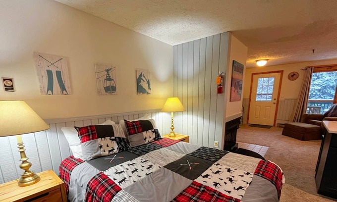 Snowshoe Apartment | Ridgewood 54 - Snowshoe, Short walk to the Powderidge Lift!